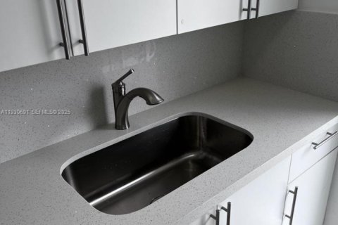 Снять в аренду квартиру в Майами, Флорида 1 спальня, № 1989457 - фото 2