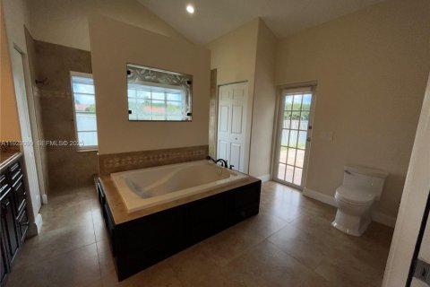 House in Weston, Florida 5 bedrooms, 274.34 sq.m. № 1976811 - photo 19