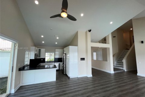 House in Weston, Florida 5 bedrooms, 274.34 sq.m. № 1976811 - photo 11