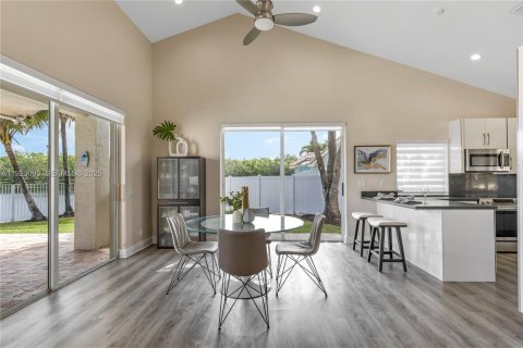 House in Weston, Florida 5 bedrooms, 274.34 sq.m. № 1976811 - photo 9