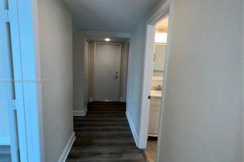 House in Weston, Florida 5 bedrooms, 274.34 sq.m. № 1976811 - photo 14