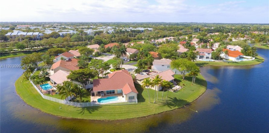 House in Weston, Florida 5 bedrooms, 274.34 sq.m. № 1976811