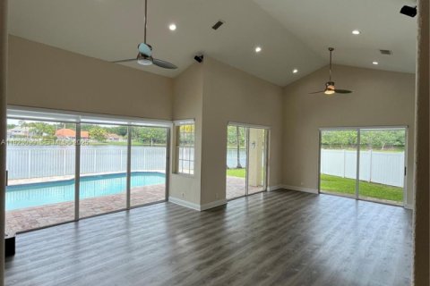 House in Weston, Florida 5 bedrooms, 274.34 sq.m. № 1976811 - photo 8