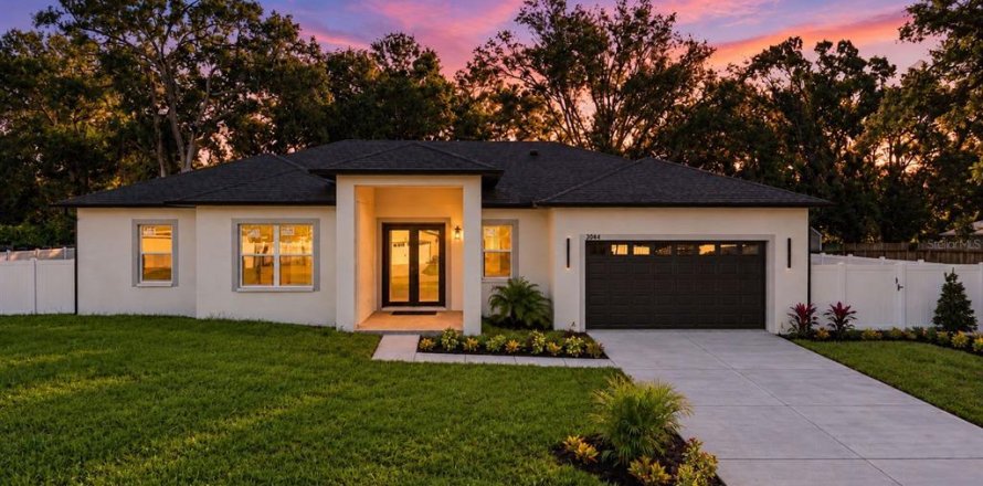 House in Land O' Lakes, Florida 4 bedrooms, 220.55 sq.m. № 2426946