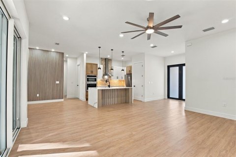 House in Land O' Lakes, Florida 4 bedrooms, 220.55 sq.m. № 2426946 - photo 10