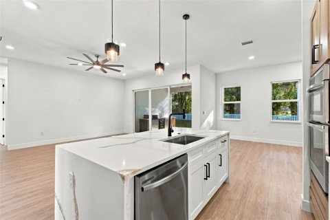House in Land O' Lakes, Florida 4 bedrooms, 220.55 sq.m. № 2426946 - photo 14
