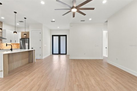 House in Land O' Lakes, Florida 4 bedrooms, 220.55 sq.m. № 2426946 - photo 9