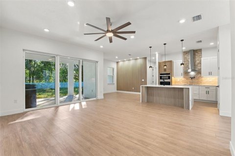 House in Land O' Lakes, Florida 4 bedrooms, 220.55 sq.m. № 2426946 - photo 11