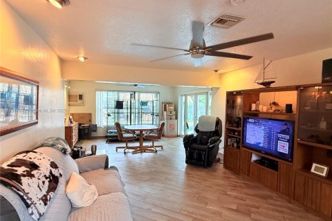 House in Plantation, Florida 3 bedrooms, 154.78 sq.m. № 1739920 - photo 10