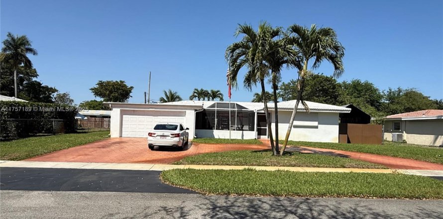 House in Plantation, Florida 3 bedrooms, 154.78 sq.m. № 1739920