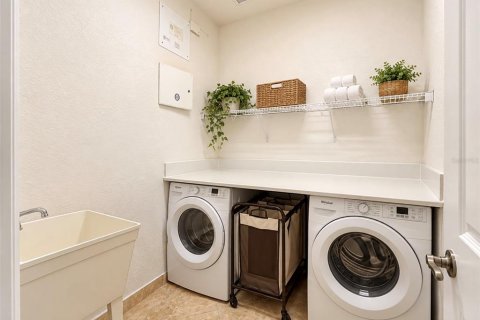 Casa en venta en Kissimmee, Florida, 5 dormitorios, 401.62 m2 № 2412655 - foto 14