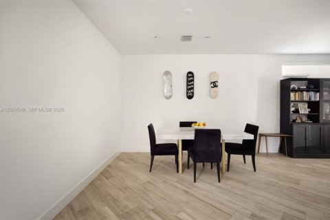 Touwnhouse à vendre à Miami, Floride: 3 chambres, 222.97 m2 № 2170734 - photo 6