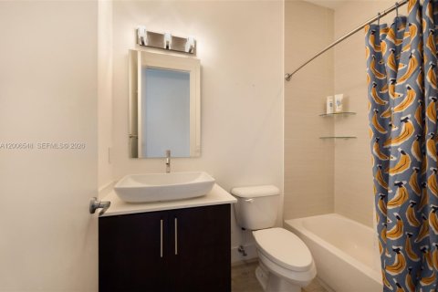 Touwnhouse à vendre à Miami, Floride: 3 chambres, 222.97 m2 № 2170734 - photo 17