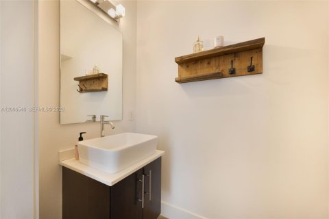 Touwnhouse à vendre à Miami, Floride: 3 chambres, 222.97 m2 № 2170734 - photo 18