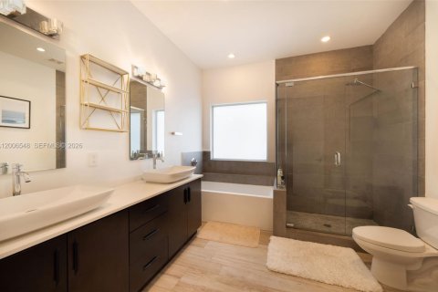 Touwnhouse à vendre à Miami, Floride: 3 chambres, 222.97 m2 № 2170734 - photo 16