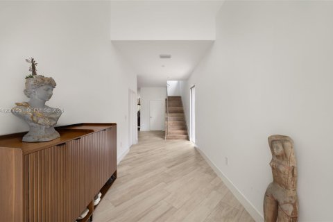 Touwnhouse à vendre à Miami, Floride: 3 chambres, 222.97 m2 № 2170734 - photo 2