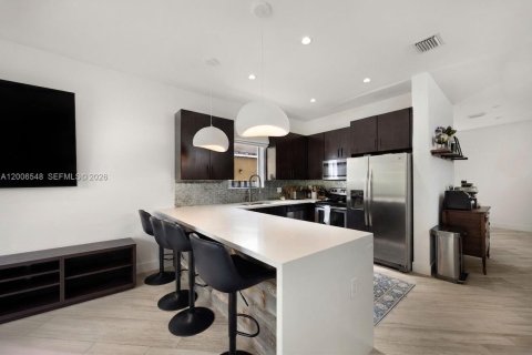 Touwnhouse à vendre à Miami, Floride: 3 chambres, 222.97 m2 № 2170734 - photo 9