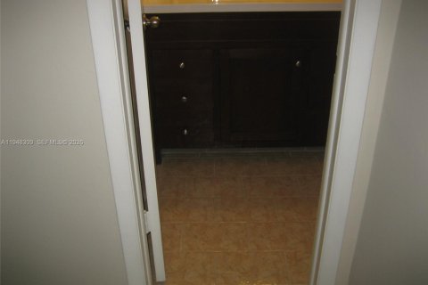 Снять в аренду кондоминиум в Майами, Флорида 1 спальня, 65.87м2, № 2004239 - фото 2