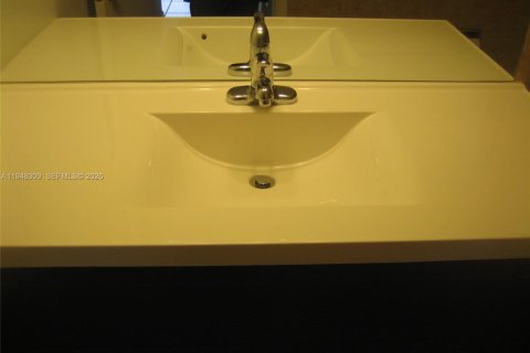 Снять в аренду кондоминиум в Майами, Флорида 1 спальня, 65.87м2, № 2004239 - фото 9