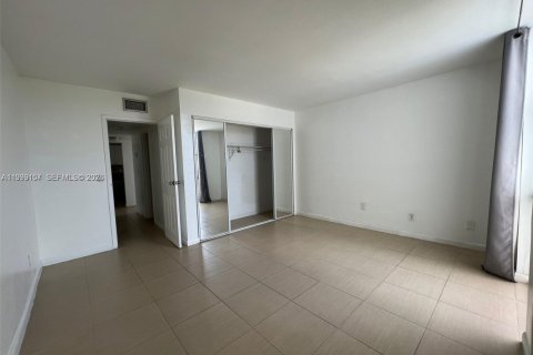 Condo in North Miami, Florida, 2 bedrooms  № 2067444 - photo 12