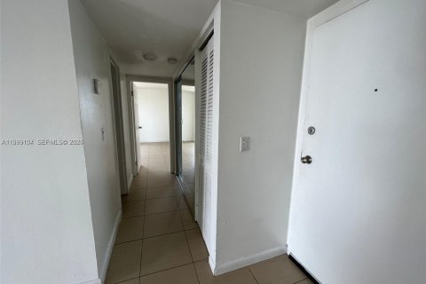 Condo in North Miami, Florida, 2 bedrooms  № 2067444 - photo 9