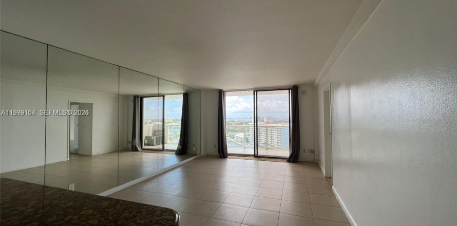 Condo in North Miami, Florida, 2 bedrooms  № 2067444