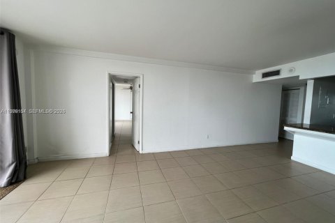 Condo in North Miami, Florida, 2 bedrooms  № 2067444 - photo 4