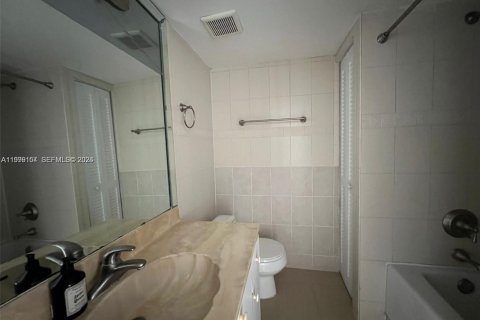 Condo in North Miami, Florida, 2 bedrooms  № 2067444 - photo 10