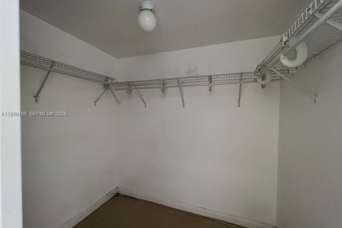 Condo in North Miami, Florida, 2 bedrooms  № 2067444 - photo 5