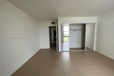 Condo in North Miami, Florida, 2 bedrooms  № 2067444 - photo 13