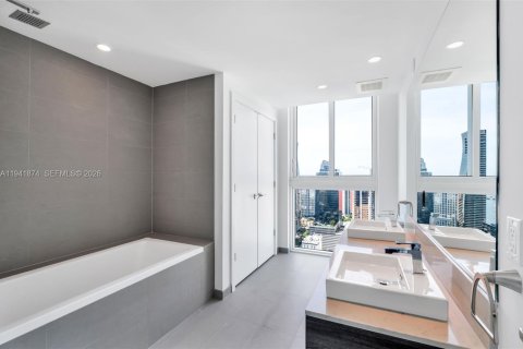 Condominio en venta en Miami, Florida, 4 dormitorios, 147.99 m2 № 2152748 - foto 16