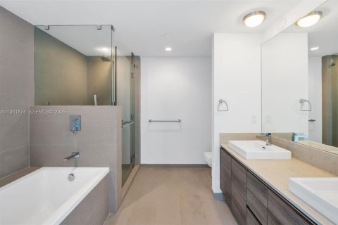 Condominio en venta en Miami, Florida, 4 dormitorios, 147.99 m2 № 2152748 - foto 18