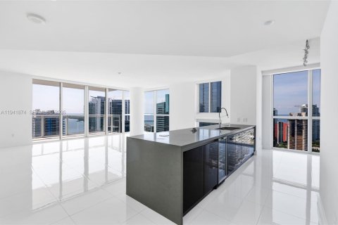 Condominio en venta en Miami, Florida, 4 dormitorios, 147.99 m2 № 2152748 - foto 3