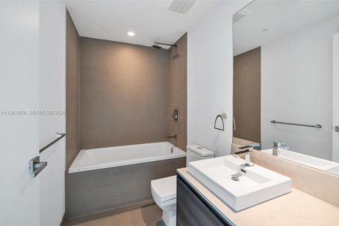 Condominio en venta en Miami, Florida, 4 dormitorios, 147.99 m2 № 2152748 - foto 23