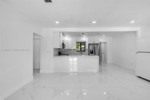 Villa ou maison à vendre à North Miami, Floride: 4 chambres, 127.18 m2 № 2085521 - photo 3