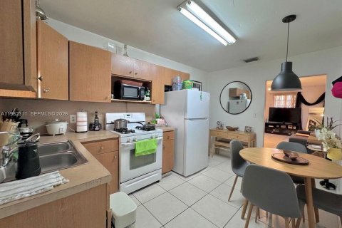 Casa en alquiler en Hialeah, Florida, 2 dormitorios, 194.54 m2 № 2023868 - foto 5