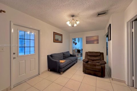 Casa en alquiler en Hialeah, Florida, 2 dormitorios, 194.54 m2 № 2023868 - foto 3