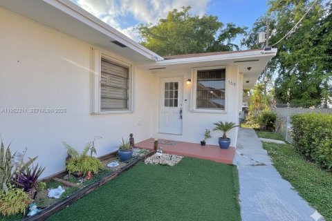Casa en Hialeah, Florida 2 dormitorios, 194.54 m2 № 2023868