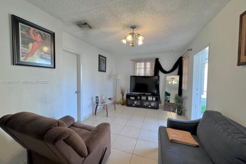 Casa en alquiler en Hialeah, Florida, 2 dormitorios, 194.54 m2 № 2023868 - foto 4