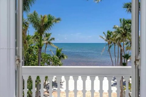 House in Islamorada, Village of Islands, Florida 4 bedrooms, 278.8 sq.m. № 1281015 - photo 23