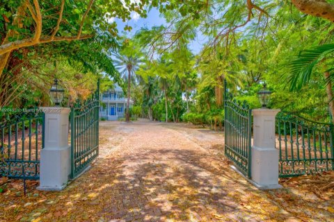 House in Islamorada, Village of Islands, Florida 4 bedrooms, 278.8 sq.m. № 1281015 - photo 7