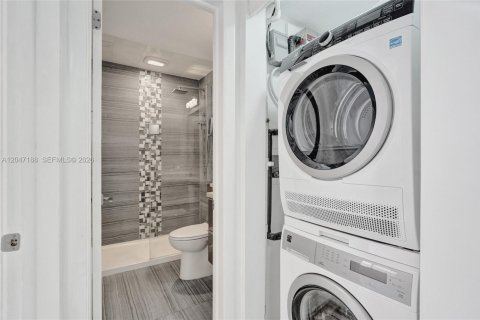 Снять в аренду кондоминиум в Уилтон-Мэнорс, Флорида 2 спальни, 73.21м2, № 2246510 - фото 24