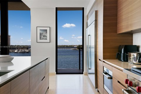 Condo in Miami, Florida, 4 bedrooms  № 1955090 - photo 6