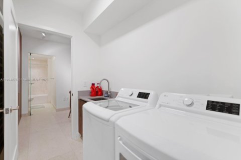 Condo in Miami, Florida, 4 bedrooms  № 1955090 - photo 27