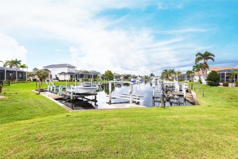 House in Punta Gorda, Florida 3 bedrooms, 255.67 sq.m. № 1907908 - photo 2
