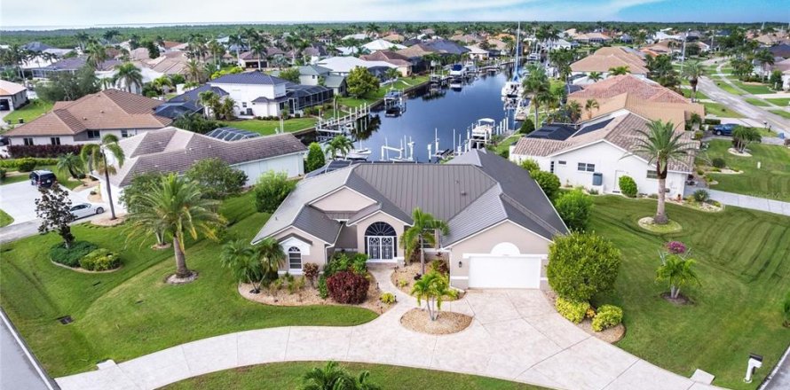 House in Punta Gorda, Florida 3 bedrooms, 255.67 sq.m. № 1907908