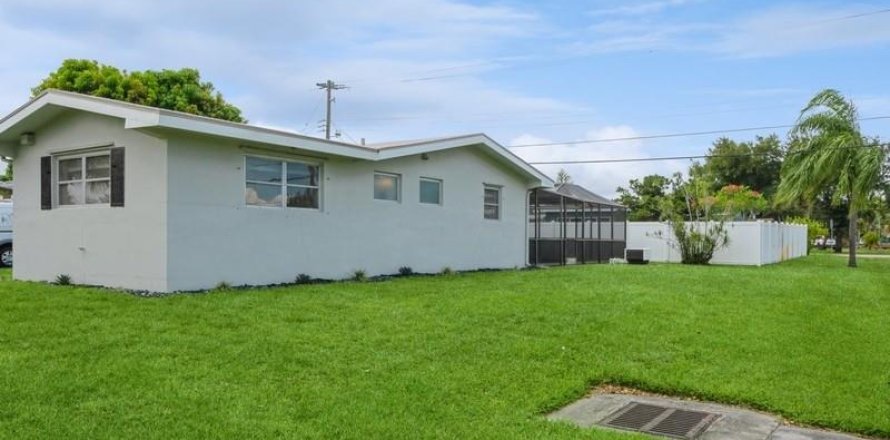 Casa en Pembroke Pines, Florida 3 dormitorios, 137.31 m2 № 1221358