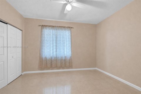 House in Pembroke Pines, Florida 4 bedrooms, 250.37 sq.m. № 2307354 - photo 21