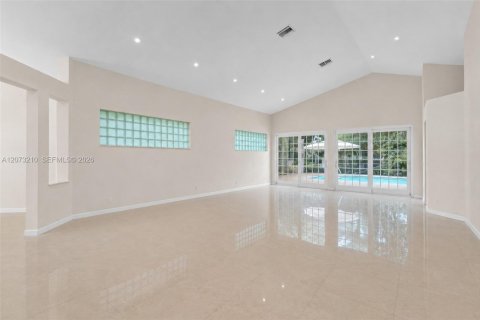House in Pembroke Pines, Florida 4 bedrooms, 250.37 sq.m. № 2307354 - photo 10