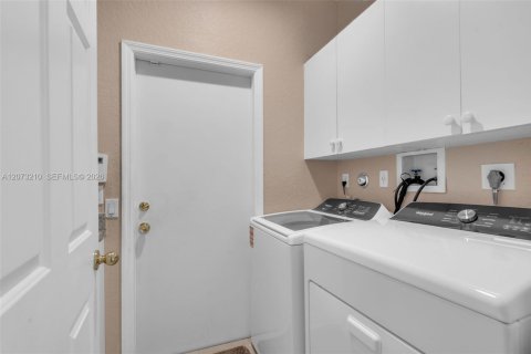 House in Pembroke Pines, Florida 4 bedrooms, 250.37 sq.m. № 2307354 - photo 30
